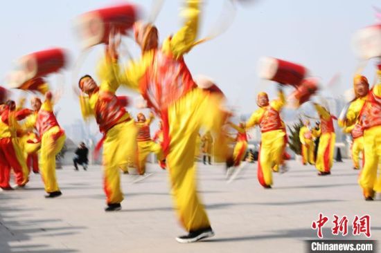 2019年2月19日，演員在黃河岸邊的蘭州水車博覽園內(nèi)進行太平鼓表演，歡慶元宵佳節(jié)。(資料圖) 　楊艷敏 攝