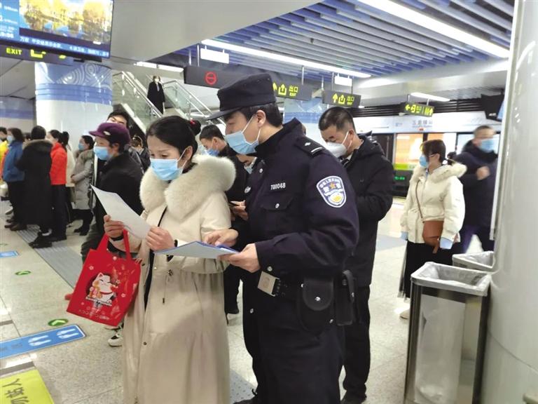 講解詐騙套路 普及“斷卡”常識 蘭州城關(guān)公安分局、交通治安分局聯(lián)合反詐宣傳進地鐵