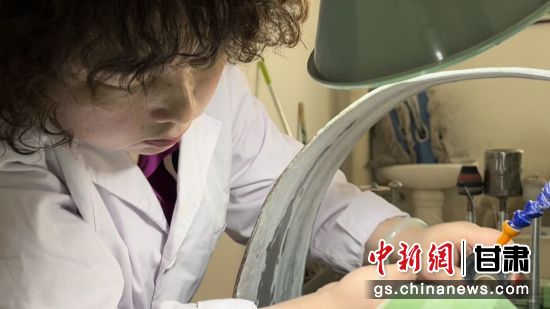 夜光杯制作學徒謝小琴坦言，雖工作枯燥，但是能夠掌握國家級非遺技藝是很自豪的。王牧雨 攝