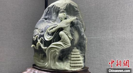 圖為李學(xué)平的玉雕作品?！「攥?攝