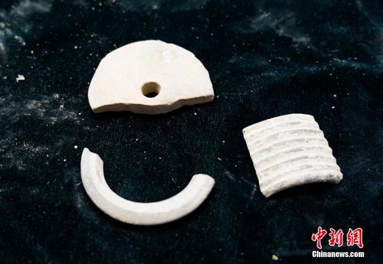 圖為靜寧縣賈河鄉(xiāng)竇坪村出土的佩飾。 夏劍鋒 攝