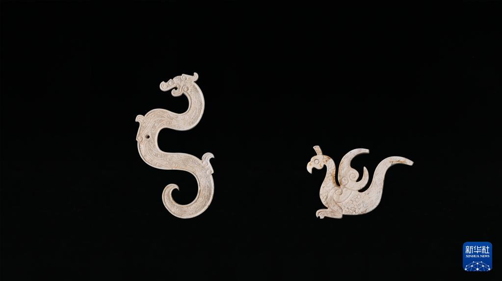 江西樟樹(shù)市國(guó)字山戰(zhàn)國(guó)墓葬出土玉龍、玉鳳（資料圖）。