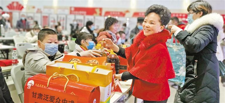 身殘志堅(jiān)的郭淑芳與愛(ài)同行37年 點(diǎn)一盞燈，照亮別人也照亮自己