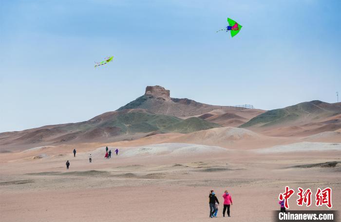 圖為市民正在陽關(guān)景區(qū)放風(fēng)箏?！⊥醣筱y 攝