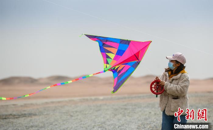 圖為市民正在陽關(guān)景區(qū)放風(fēng)箏?！⊥醣筱y 攝