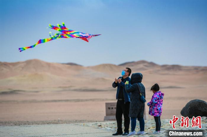 圖為市民正在陽關(guān)景區(qū)放風(fēng)箏?！⊥醣筱y 攝