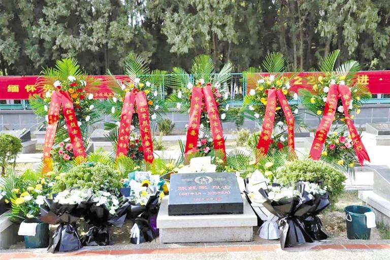 陳紅軍烈士墓前 這張“全家?！弊屓藴I目