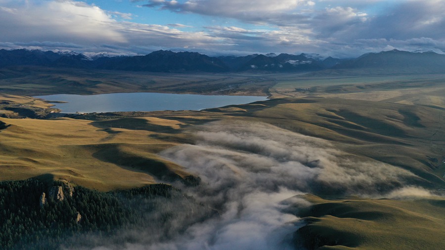 甘肅山丹馬場：峽谷云霧似仙境。 王超攝