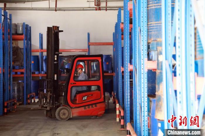 圖為甘肅省危險(xiǎn)廢物處置中心危險(xiǎn)廢物儲(chǔ)存庫(kù)?！∥航ㄜ?攝