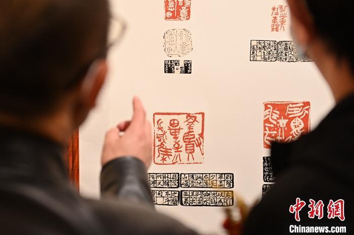 圖為甘肅蘭州，參展作品吸引參觀(guān)者。 中新社記者 李亞龍 攝