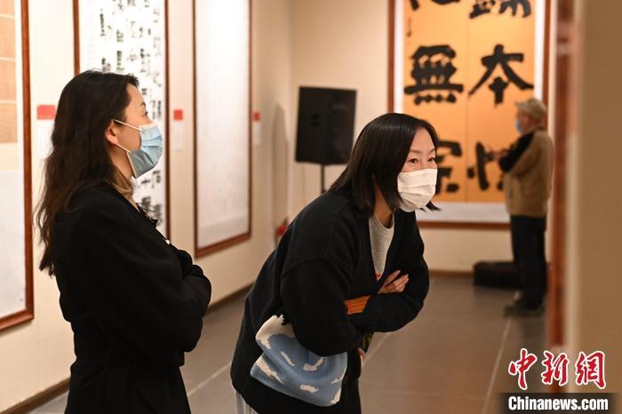 圖為甘肅蘭州，參展書(shū)法作品吸引參觀(guān)者。 中新社記者 李亞龍 攝