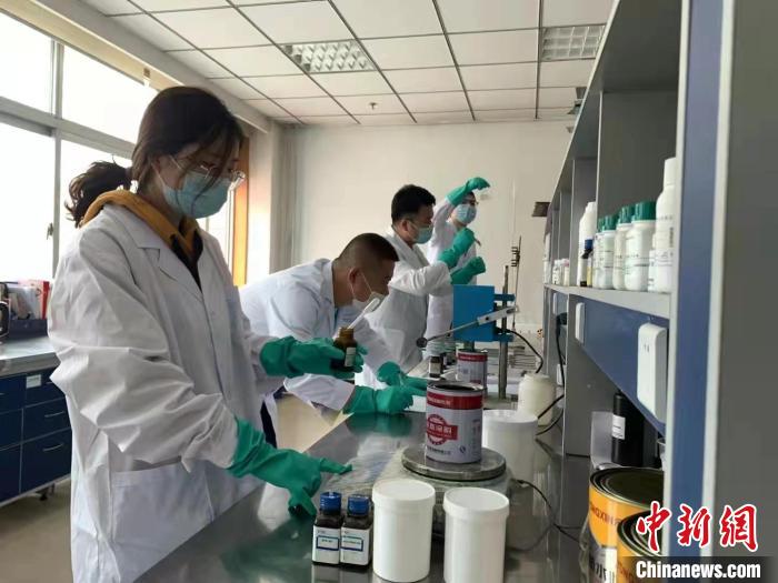 圖為肖菲(前一)帶領(lǐng)團(tuán)隊(duì)研發(fā)水性涂料。(資料圖) 受訪者供圖