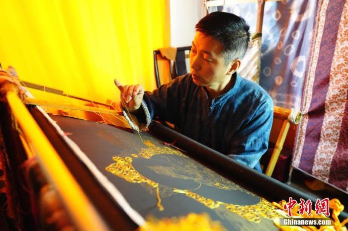 系統(tǒng)性挖掘整理古代敦煌刺繡，是甘肅天水市級(jí)非遺代表性項(xiàng)目武山刺繡代表性傳承人劉云帆這兩年最緊要的工作之一。圖為劉云帆在創(chuàng)作富含敦煌刺繡元素的作品。 中新社發(fā) 謝秉錫 攝 