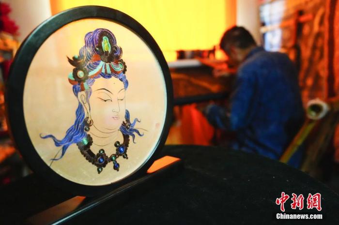 圖為劉云帆所創(chuàng)作的敦煌元素刺繡作品。 中新社發(fā) 謝秉錫 攝