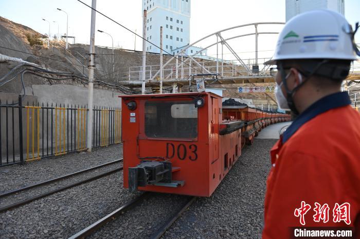 圖為工作人員正在觀察車輛運行情況?！±顏嘄?攝