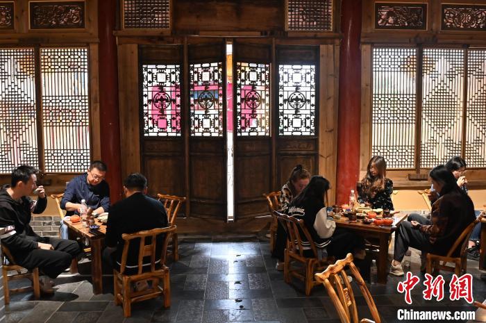 圖為甘肅天水市秦州區(qū)平南鎮(zhèn)蘇灣村民俗莊園內(nèi)的“圍爐煮茶”網(wǎng)紅打卡點(diǎn)。(資料圖) 李亞龍 攝