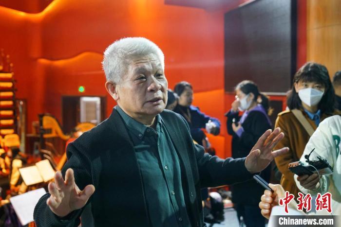 該劇導(dǎo)演蔣力向媒體介紹相關(guān)情況?！《∷?攝