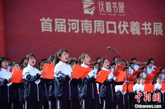 圖為學(xué)生們?cè)陂_幕式上誦讀經(jīng)典?！×赫赵?攝