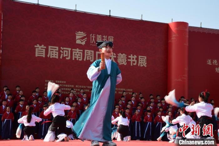 圖為學(xué)生們?cè)陂_幕式上誦讀經(jīng)典?！×赫赵?攝