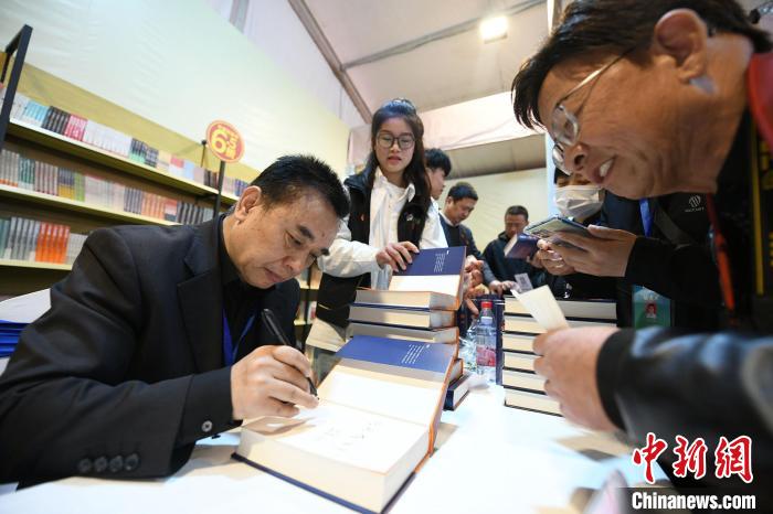 圖為作家王躍文現(xiàn)場(chǎng)簽名售書。　梁照曾 攝