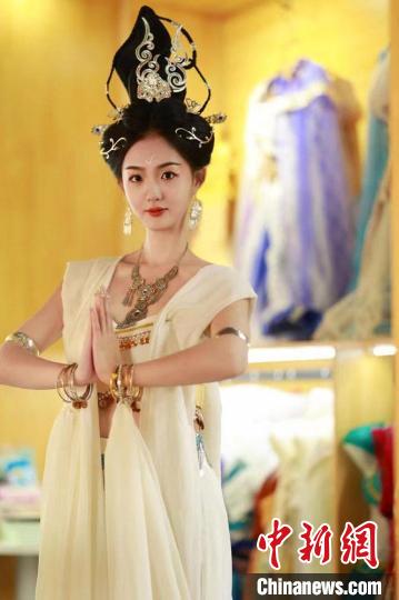 圖為身著“飛天裝”的敦煌大漠“逐舞者”奧楠。(資料圖) 敦煌市委宣傳部供圖