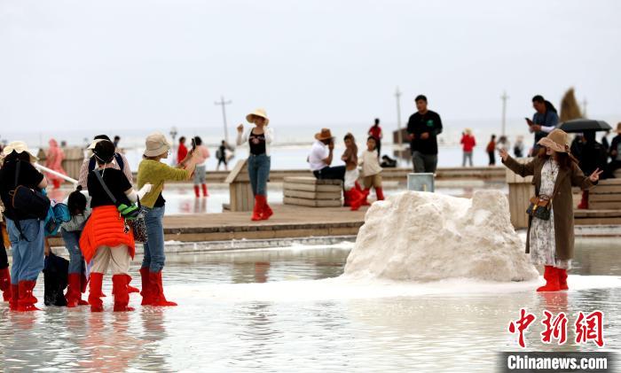 圖為游客在茶卡鹽湖拍照?！⊙Φ?攝