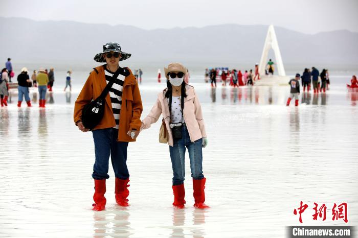 圖為游客在茶卡鹽湖之中?！⊙Φ?攝