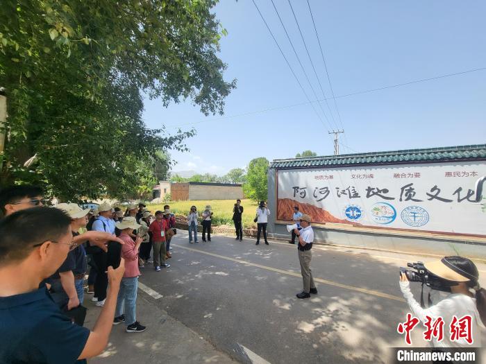 圖為中國(guó)地質(zhì)大學(xué)(北京)教授張緒教介紹村落情況?！『衍?攝