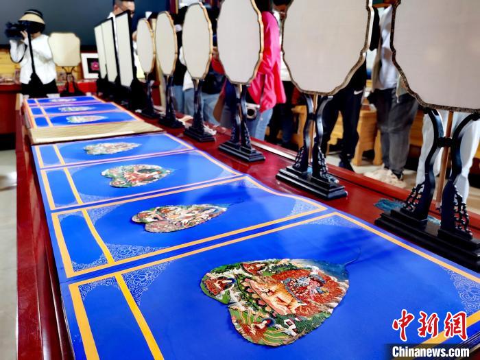 圖為唐卡延伸產(chǎn)品?！?zhí)砀?攝