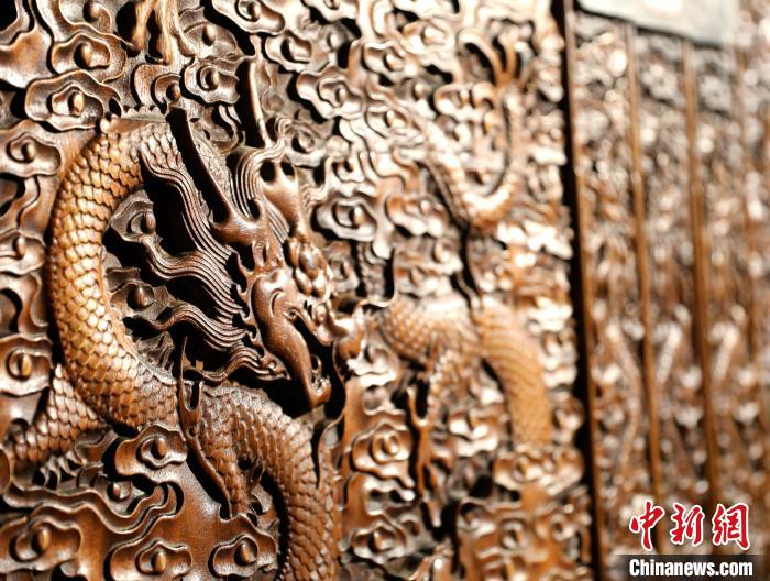 圖為青海永錄民俗博物館內(nèi)珍藏的中式家具細(xì)節(jié)展示?！⊙Φ?攝