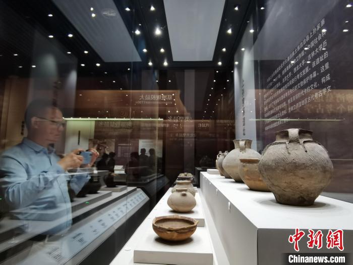 圖為河湟文化博物館展陳的陶器?！?zhí)砀?攝