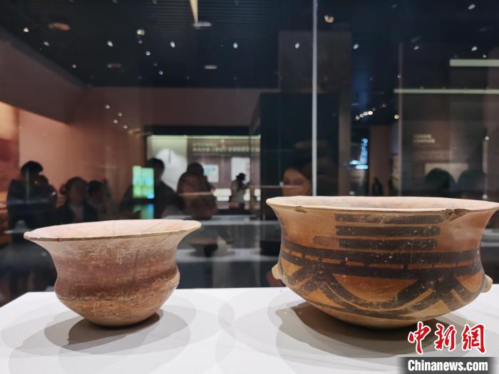圖為河湟文化博物館展陳的陶器。　張?zhí)砀?攝