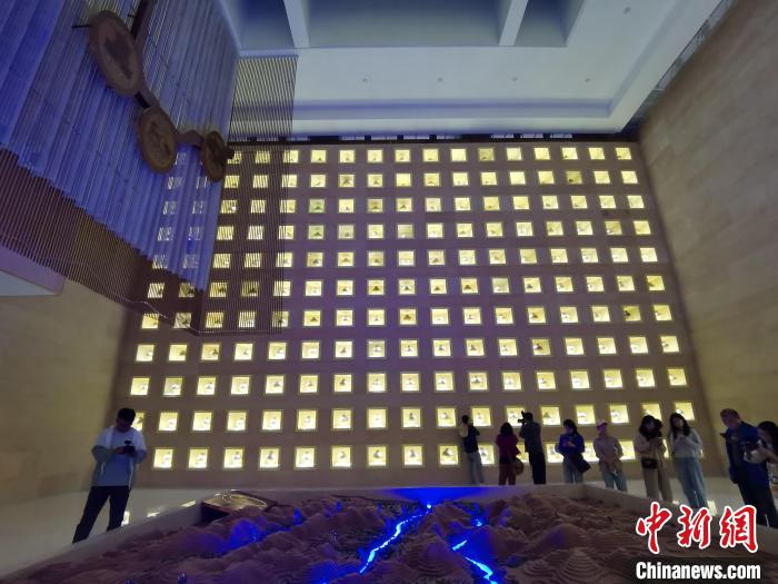 圖為河湟文化博物館序廳的左右彩陶墻放置的374件彩陶?！?zhí)砀?攝