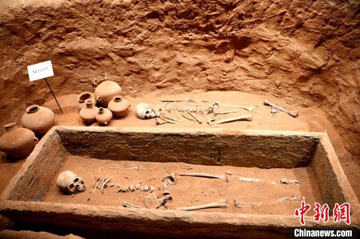 圖為河湟文化博物館復(fù)制展陳的墓葬及其彩陶陪葬品?！⊙Φ?攝