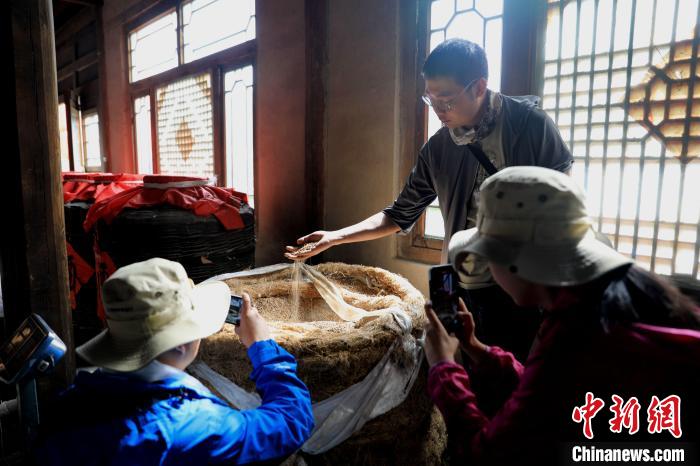 圖為青稞酒文化展示?！⊙Φ?攝