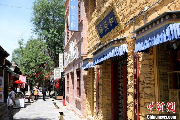 圖為平安驛·河湟民俗文化體驗地的門店?！⊙Φ?攝