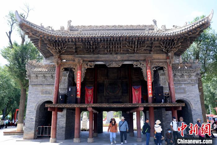 圖為平安驛·河湟民俗文化體驗地的戲樓?！⊙Φ?攝