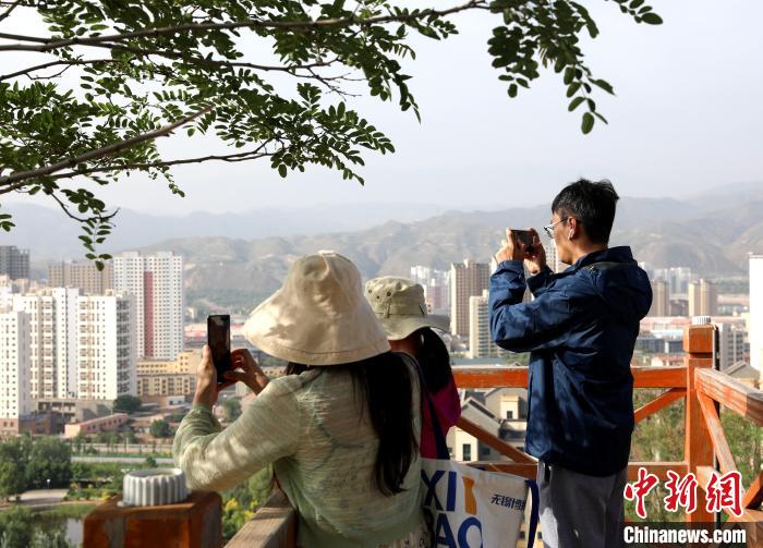 圖為媒體記者登頂朝陽(yáng)山?！⊙Φ?攝