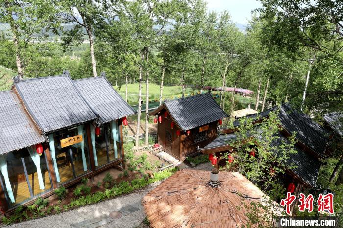圖為景區(qū)內(nèi)依山而建的民宿。　薛蒂 攝