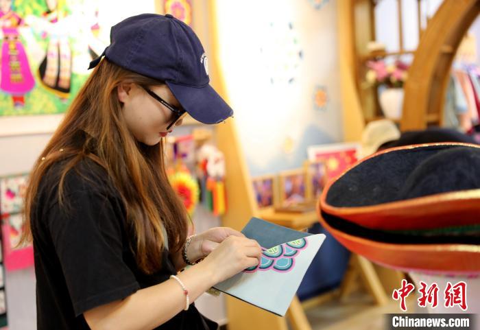 圖為民眾體驗國家級非遺項目盤繡技藝?！⊙Φ?攝