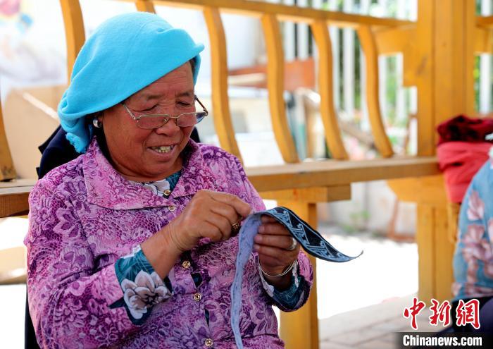 圖為繡娘在土族盤繡園內(nèi)制作盤繡?！⊙Φ?攝