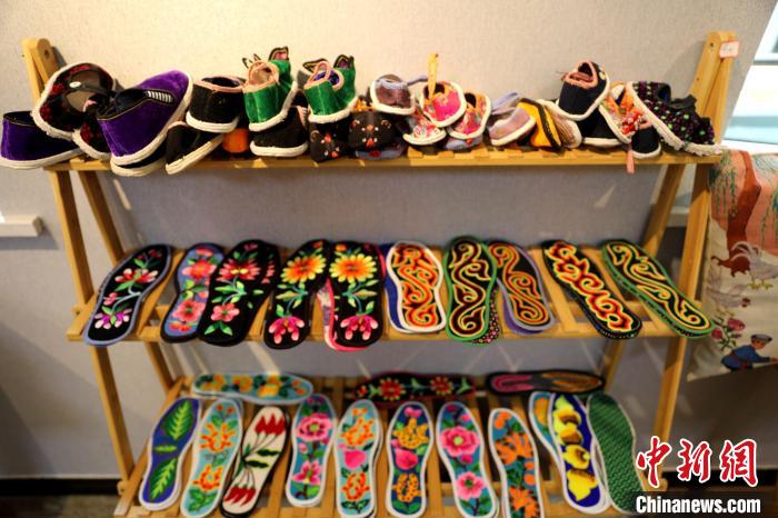 圖為盤繡作品。　薛蒂 攝