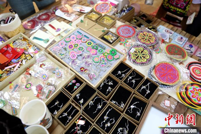 圖為盤繡作品?！⊙Φ?攝