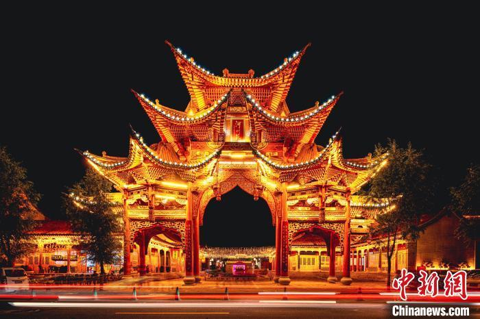 夜幕下的臨夏縣河州苑。夏雨 攝