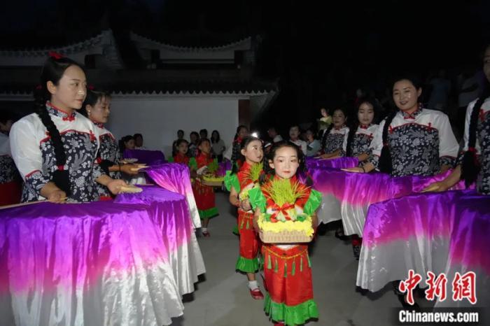 甘肅省西和縣姜席鎮(zhèn)晚霞湖畔，當(dāng)?shù)孛耖g舉行盛大的乞巧儀式。魏朵朵 攝