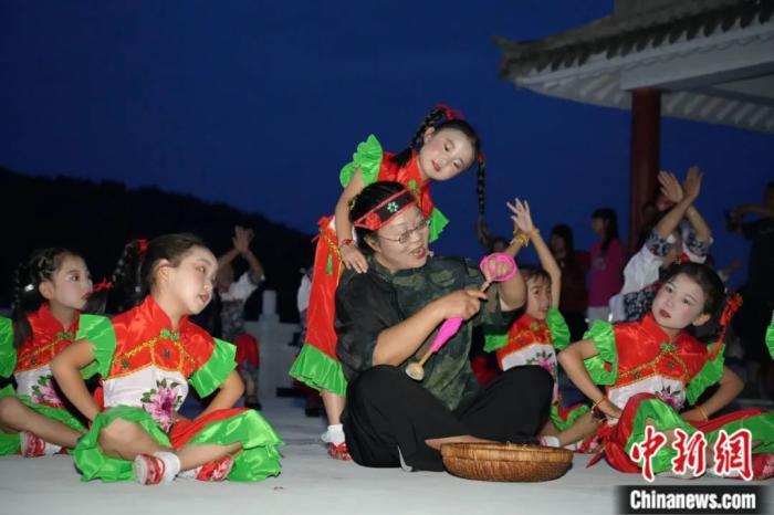 甘肅省西和縣小朋友們迎接“巧娘娘”。魏朵朵 攝