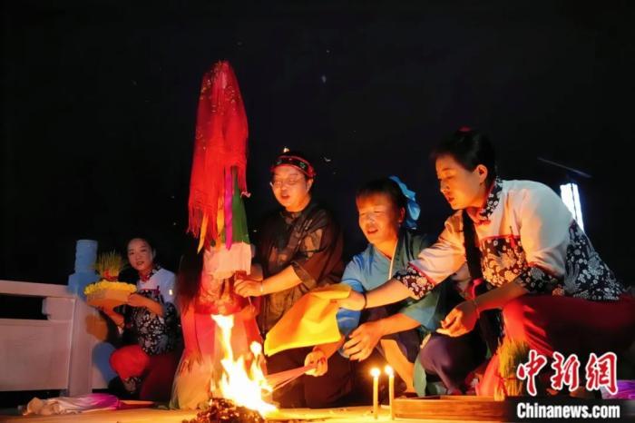 持續(xù)七天八夜的乞巧節(jié)正在西漢水上游的甘肅省西和縣進(jìn)行。西和縣姜席鎮(zhèn)晚霞湖畔，民眾“巧頭”點(diǎn)蠟、炷香、焚裱紙、跪拜，準(zhǔn)備將“巧娘娘”請(qǐng)進(jìn)院。魏朵朵 攝