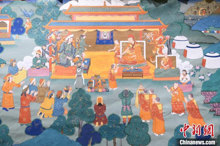 8月20日，在蘭州市博物館展出的大型歷史題材卷軸唐卡“涼州會盟”。　戴文昌 攝