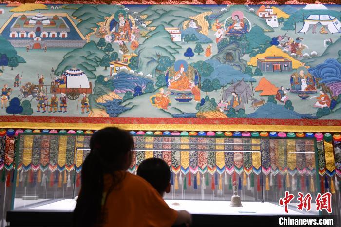 8月20日，兩名小觀眾參觀大型歷史題材卷軸唐卡“涼州會盟”?！〈魑牟?攝