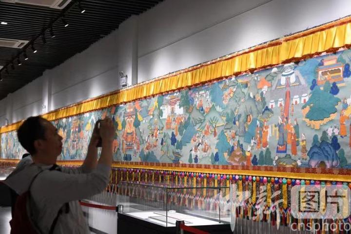 圖為觀(guān)眾觀(guān)看唐卡《涼州會(huì)盟》。 中新社記者 戴文昌 攝
